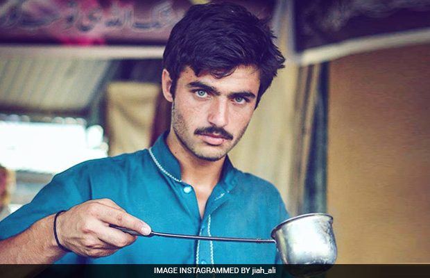 Blue-Eyed Pakistani Chaiwala Becomes Internet Sensation 9